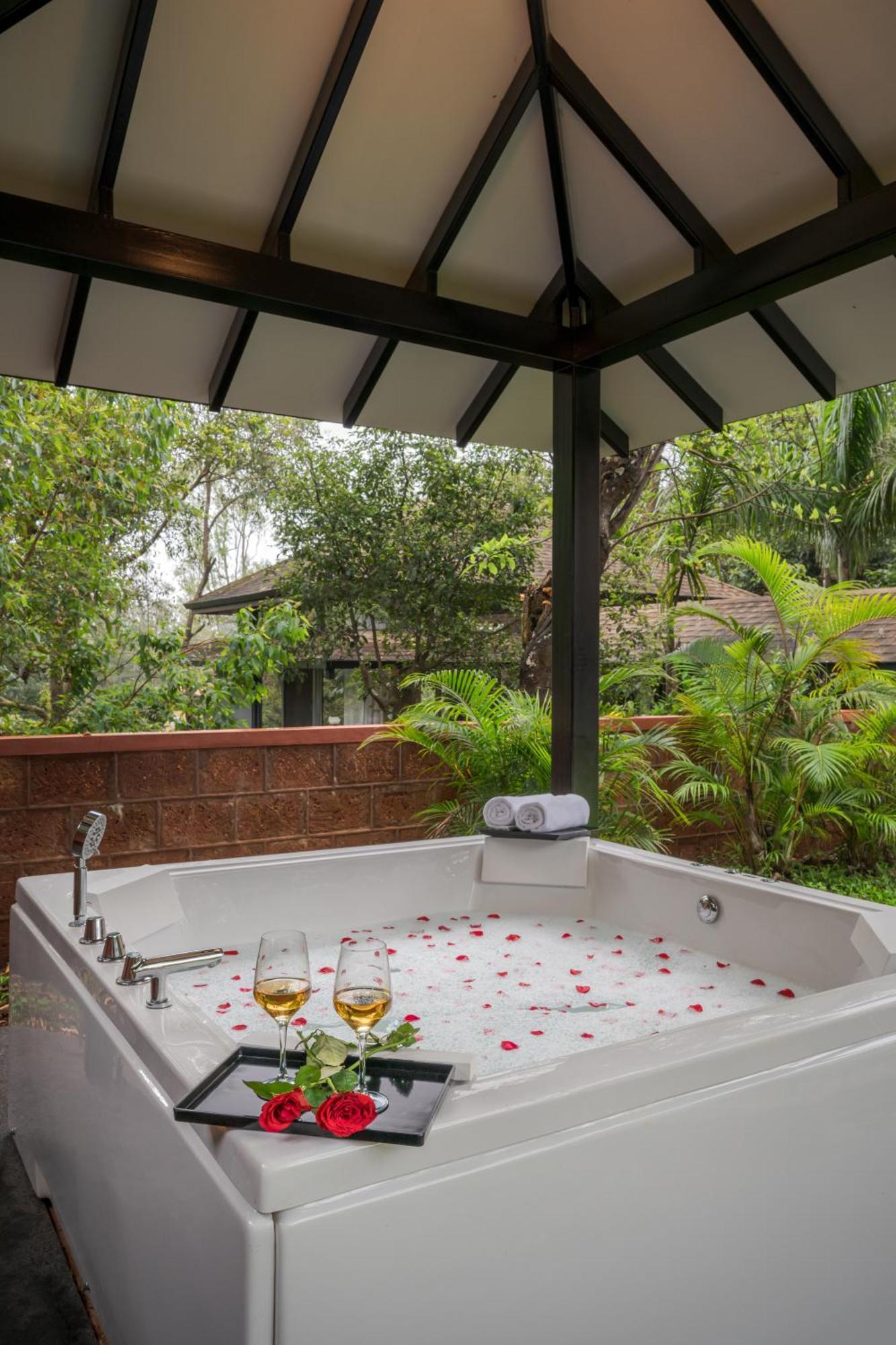 Saffronstays The Glasshouse, Panchgani - Beautiful Glass Villa For Couples Buitenkant foto